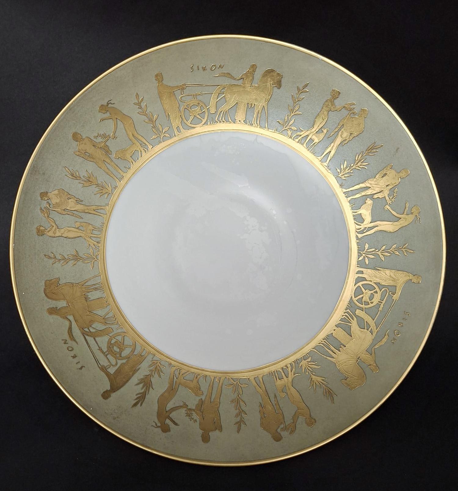 Runder Teller aus italienischem Feinporzellan, handbemalt und verziert mit reinem Goldlaub, das ein klassisches hellenisches Motiv zeigt / Hergestellt in Italien in den 1950er Jahren
Originalmarke und Label auf der Unterseite
Durchmesser 14 Zoll,
