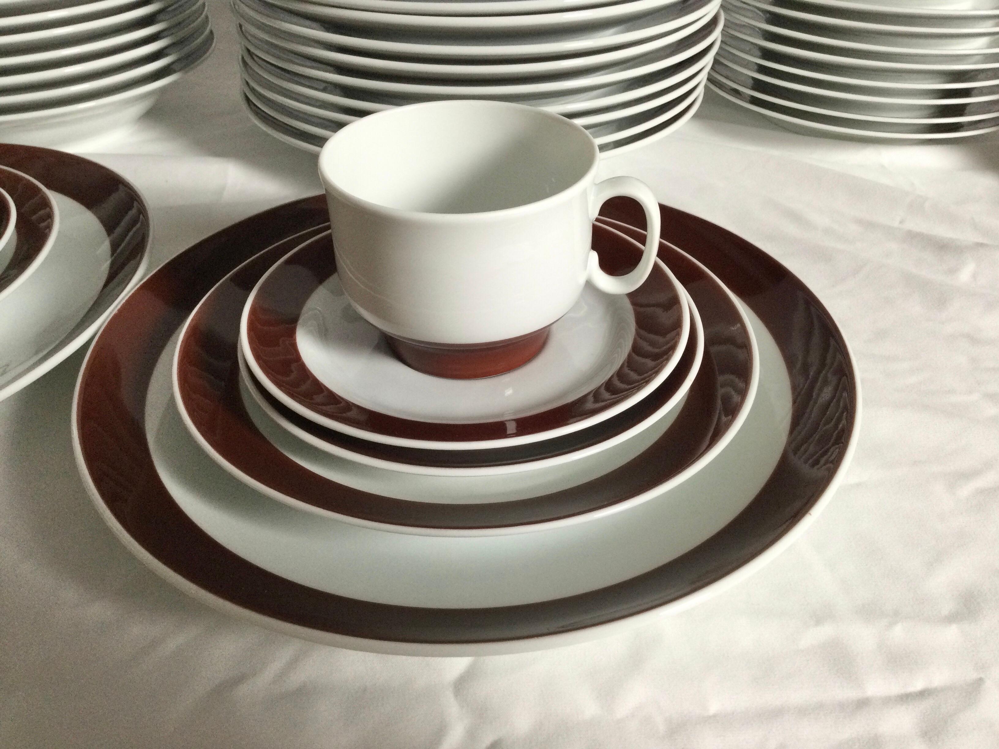 Italian Porcelain Richard Ginori 1960's Dinnerware Set In Excellent Condition In Lambertville, NJ