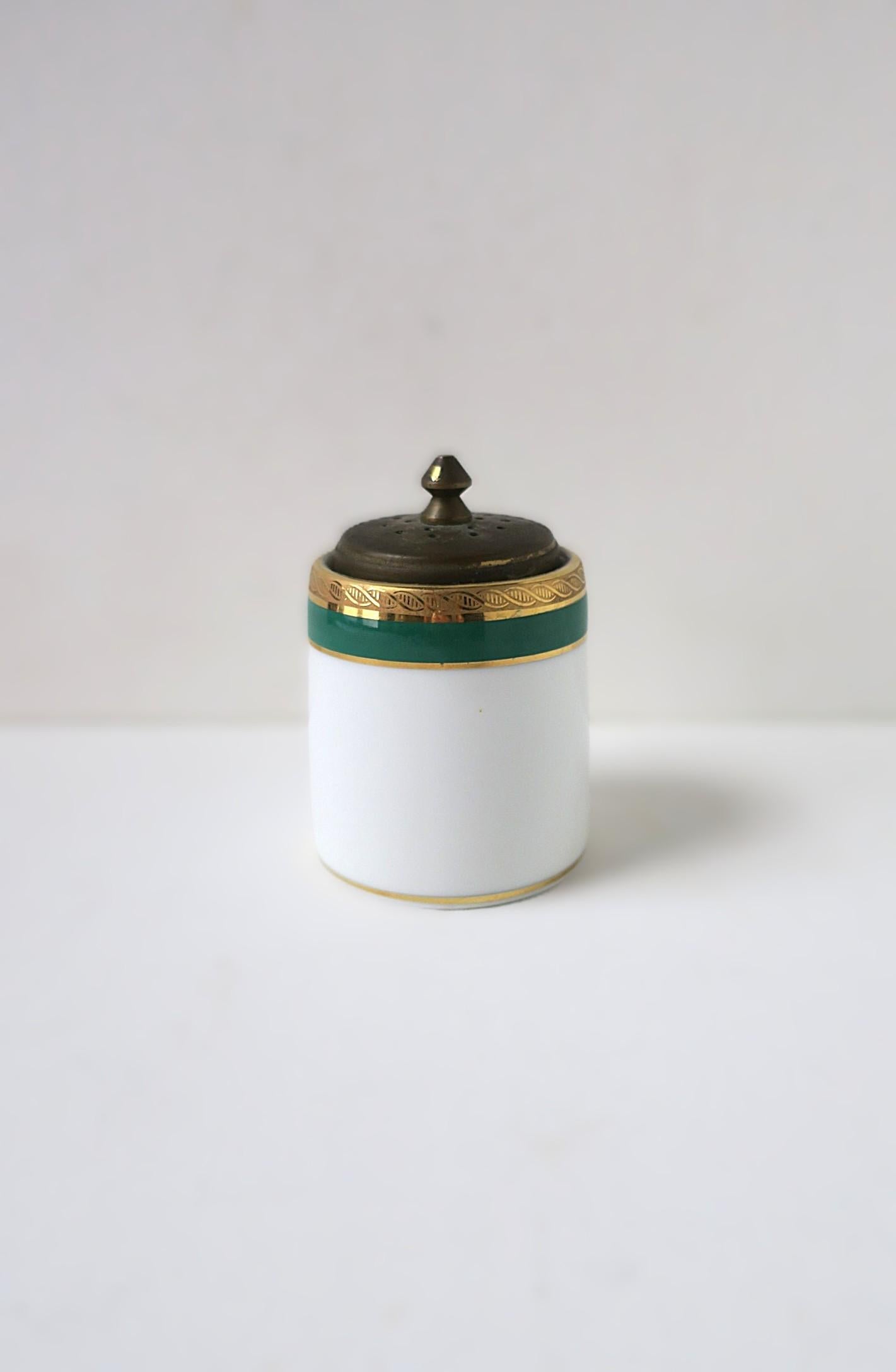 Una saliera o pepiera in porcellana italiana, opera del designer Richard Ginori, circa metà del XX secolo, Italia. Marcato 'Made in Italy' sul lato inferiore come mostrato nell'ultima immagine. Il pezzo è in porcellana bianca con dettagli in verde e