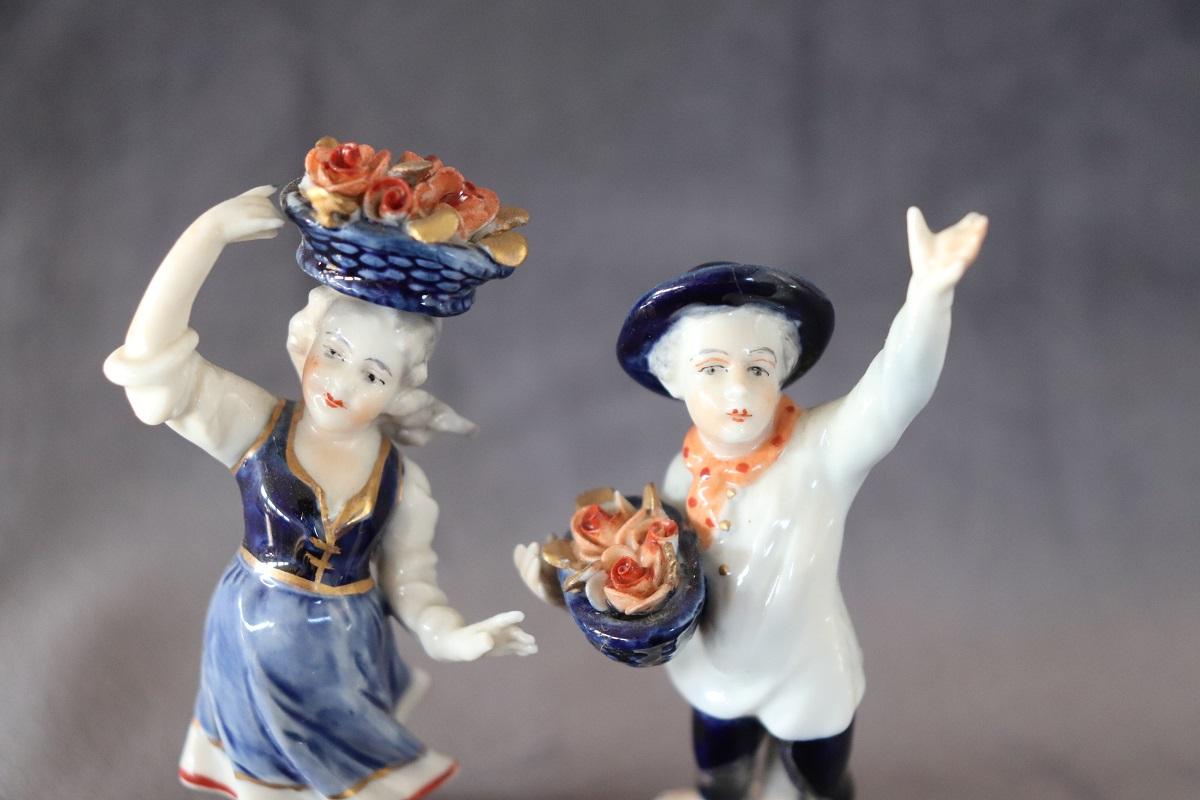 Magnifique ensemble de 2 figurines en porcelaine fine italienne peintes à la main par Capodimonte, vers les années 1990. Marque présente à la base. Deux petits défauts, un des doigts du garçon et les cheveux de la fille, voir détails de la photo.
