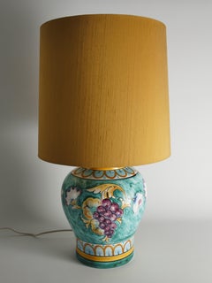 Lampada da tavolo in porcellana di Deruta con decorazione a grappoli d'uva dipinta a mano, Italia, anni '60