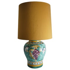 Lampada da tavolo in porcellana di Deruta con decorazione a grappoli d'uva dipinta a mano, Italia, anni '60