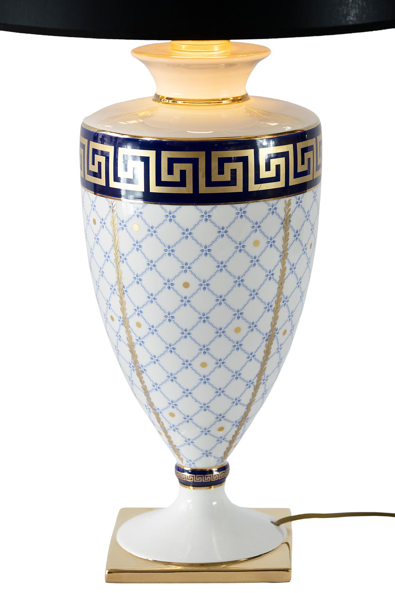 Porzellan-Tischlampe mit kobalt-hellblauem und goldenem Dekor von Sarri, hergestellt in Italien.
Neu gefertigter Farbton.
Lampe mit E27-Glühbirne.
   