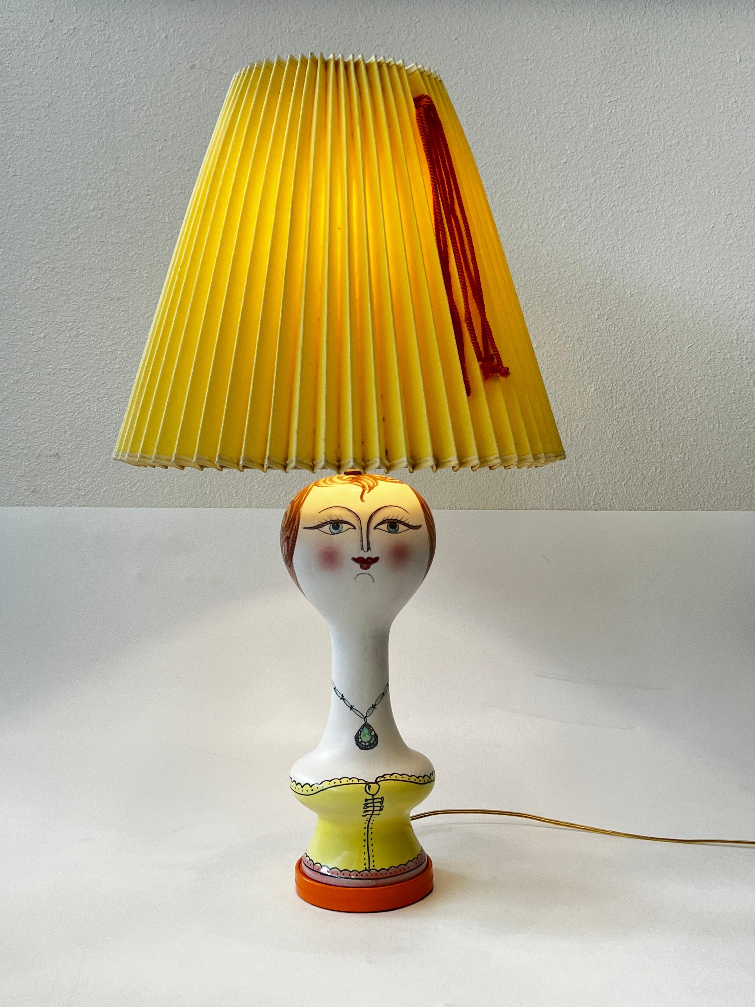 Italienische Porzellan-Tischlampe (Messing) im Angebot