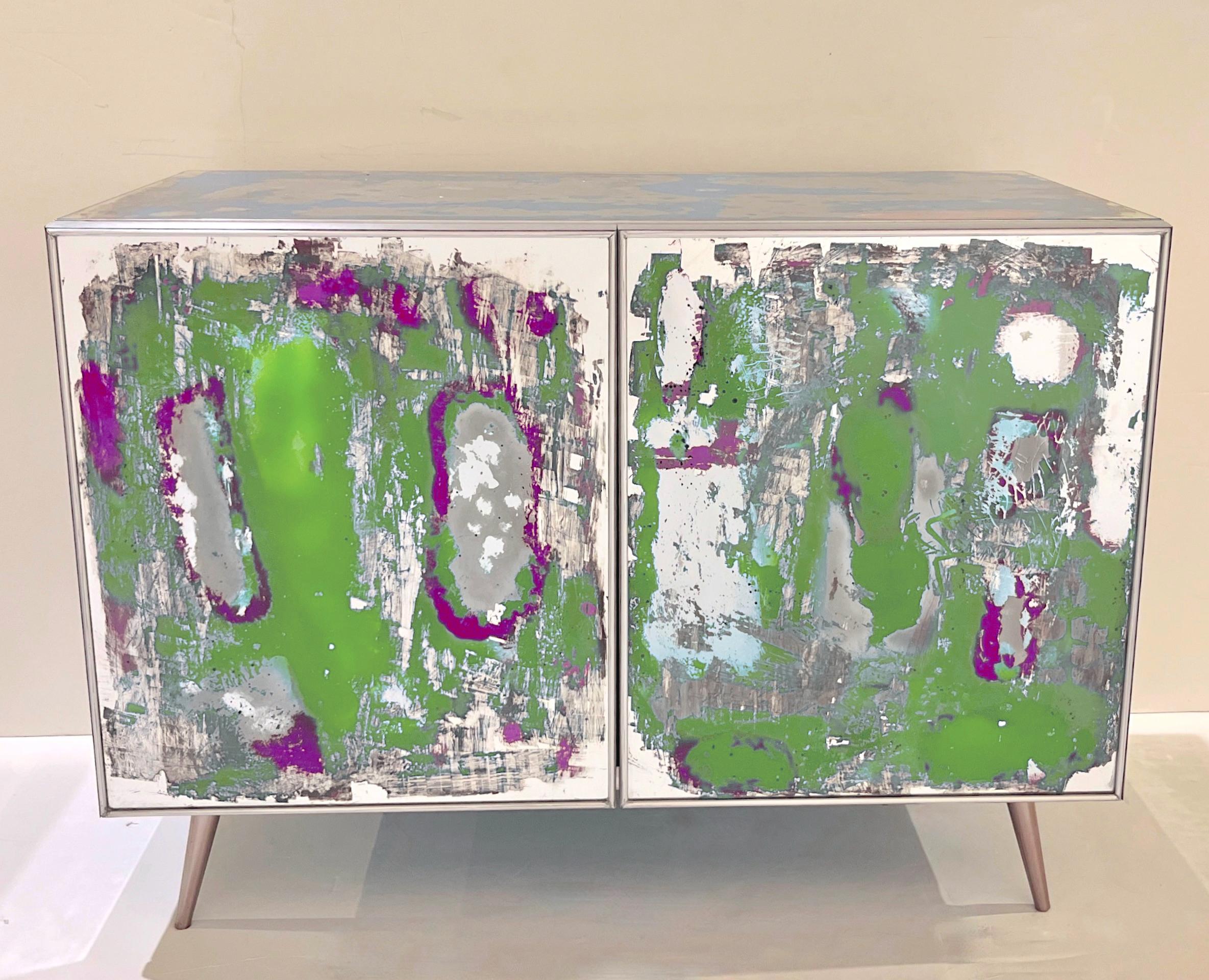 Arte abstracto postmoderno italiano Armario con espejo de acero verde púrpura

Un nuevo aparador/credenza innovador, fabricado totalmente a mano en Italia y completamente personalizable en tamaños, acabados, colores y funciones, que forma parte de