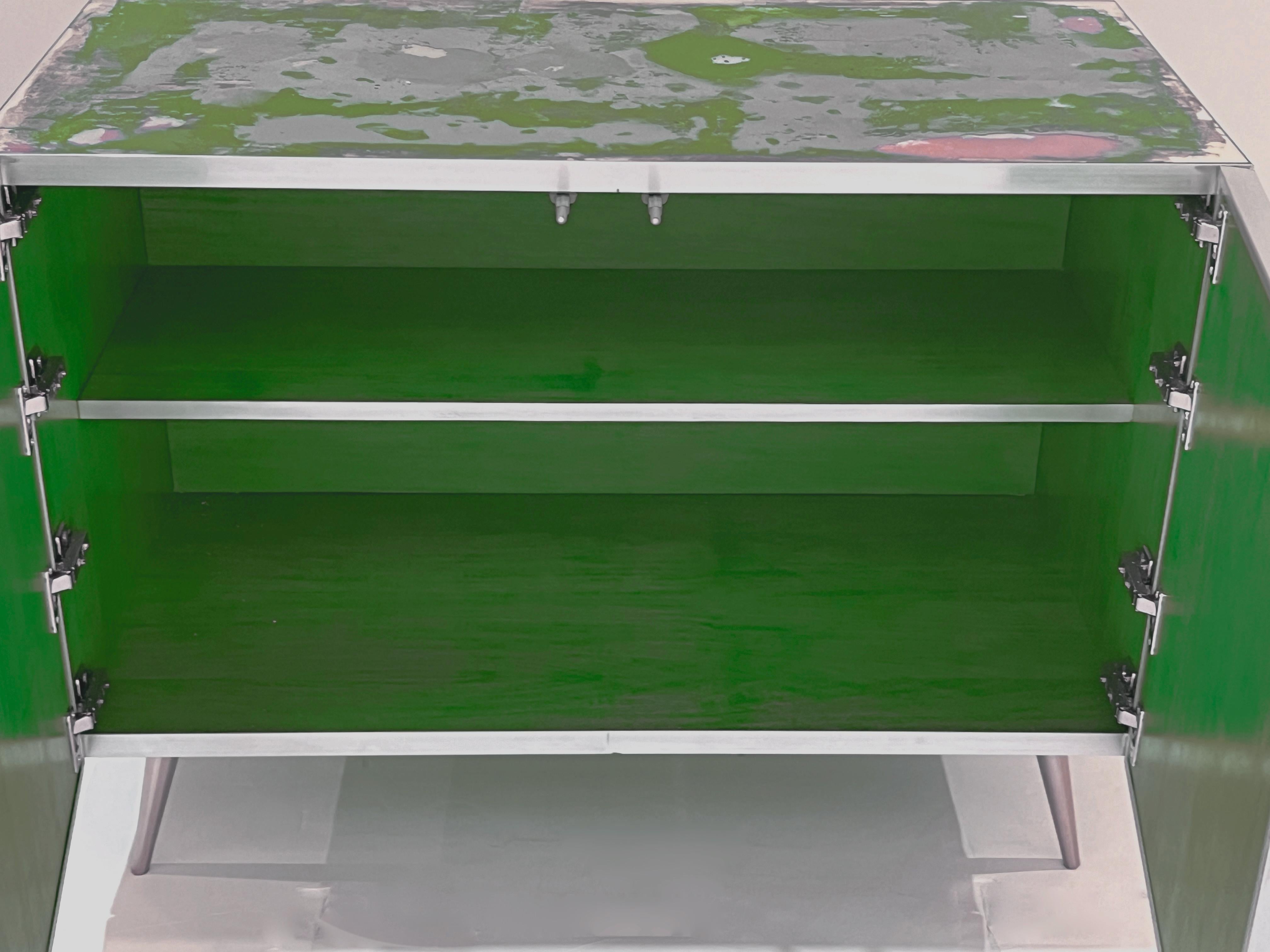 Arte abstracto postmoderno italiano Armario con espejo de acero verde púrpura Hecho a mano en venta