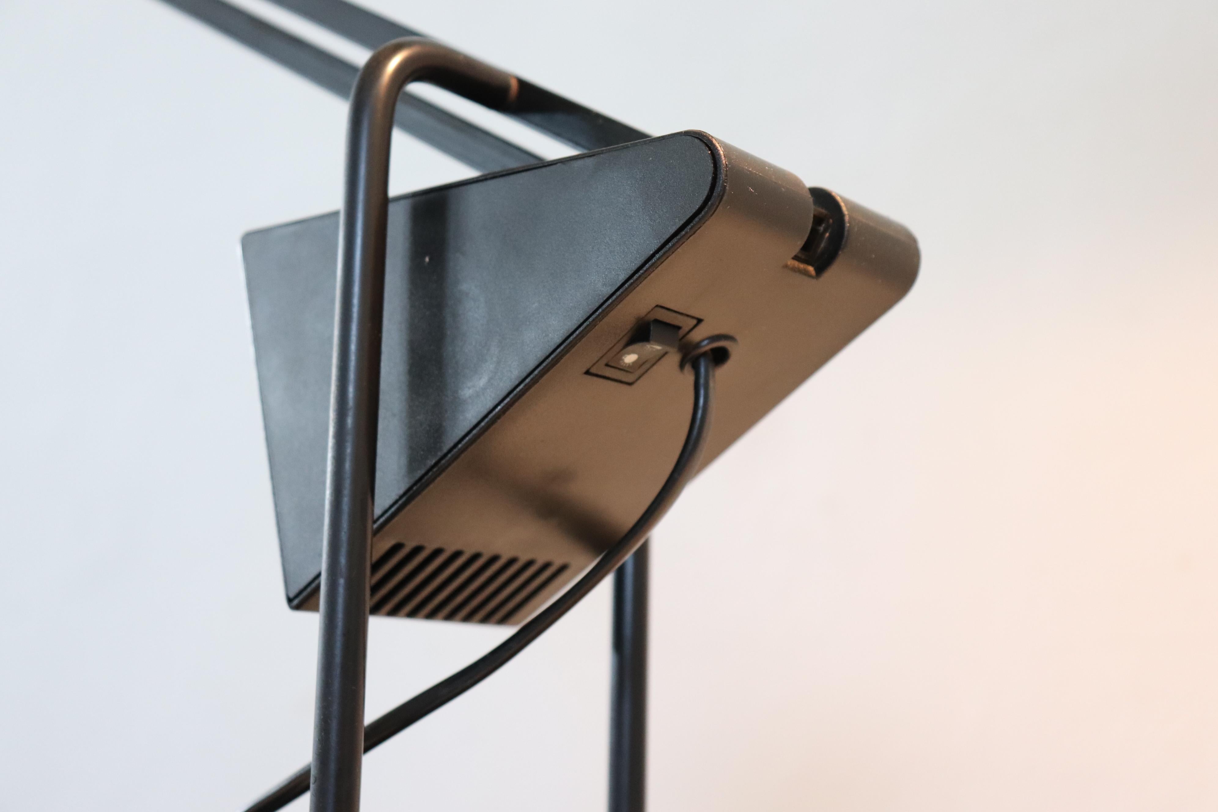 Lámpara de mesa italiana postmoderna regulable de Fridolin Naef para Luxo, años 80 en venta 7