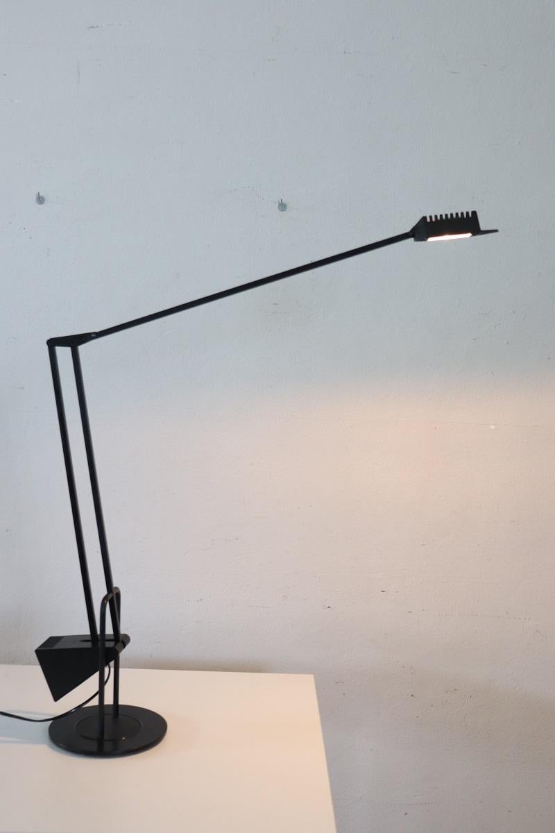 Lámpara de sobremesa o escritorio regulable de diseño italiano. Lámpara de escritorio modelo Flamingo de Fridolin Naef para Luxo, década de 1980, en metal negro. El complejo diseño está inspirado en el flamenco, con articulaciones conectadas y un