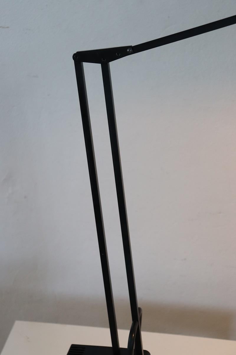 Lámpara de mesa italiana postmoderna regulable de Fridolin Naef para Luxo, años 80 Italiano en venta