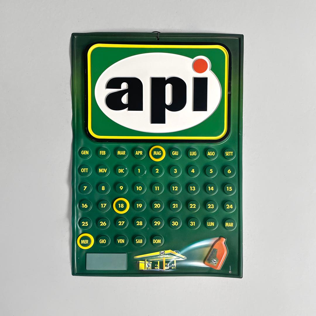 Calendario italiano post-moderno Api perpetuo da parete in plastica verde, anni '90
Calendario perpetuo rettangolare in plastica termoformata verde. Nella parte superiore c'è il logo in nero su sfondo bianco, nella metà inferiore ci sono i mesi, le