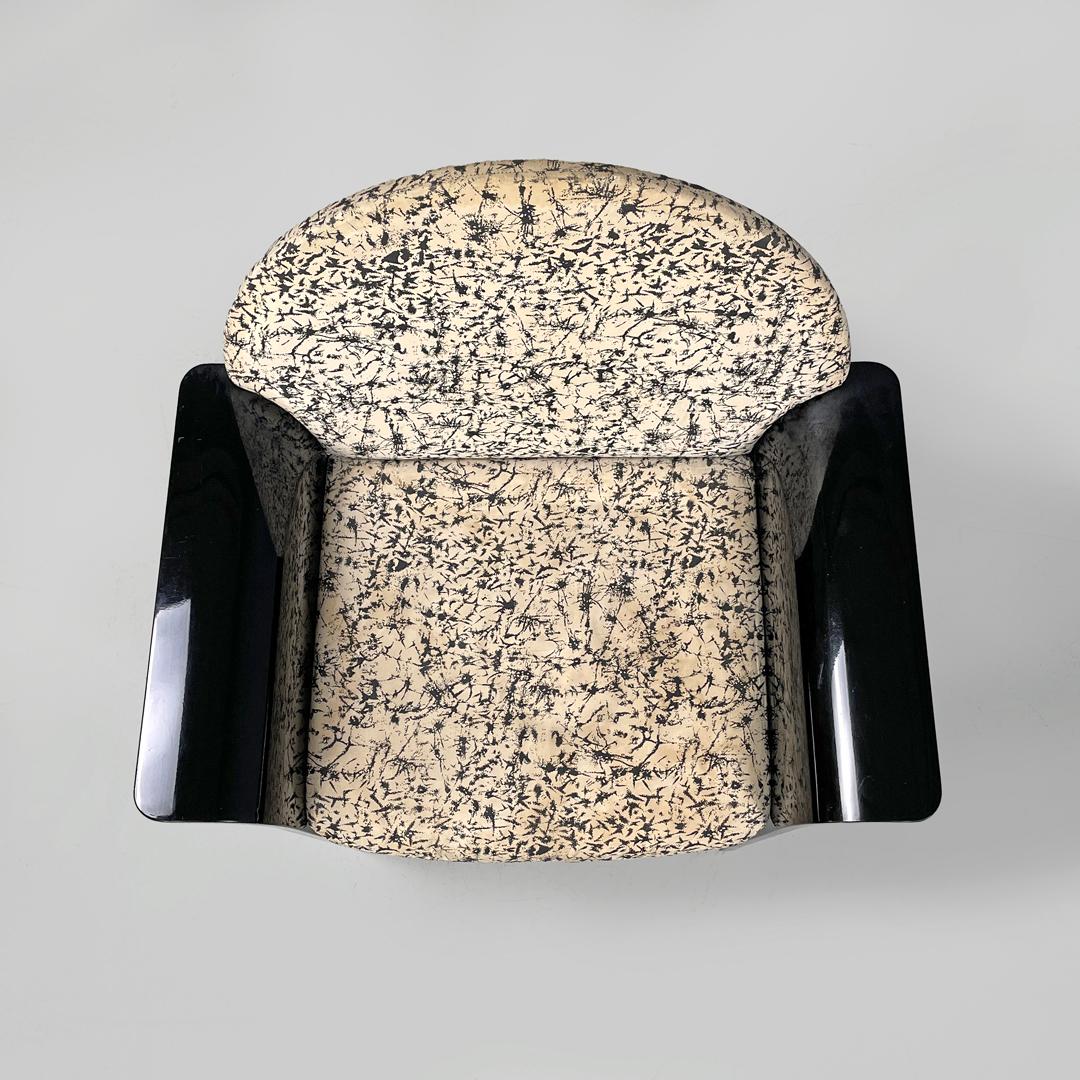 Sillón italiano postmoderno de madera negra lacada y tela gráfica, años 80 Metal en venta