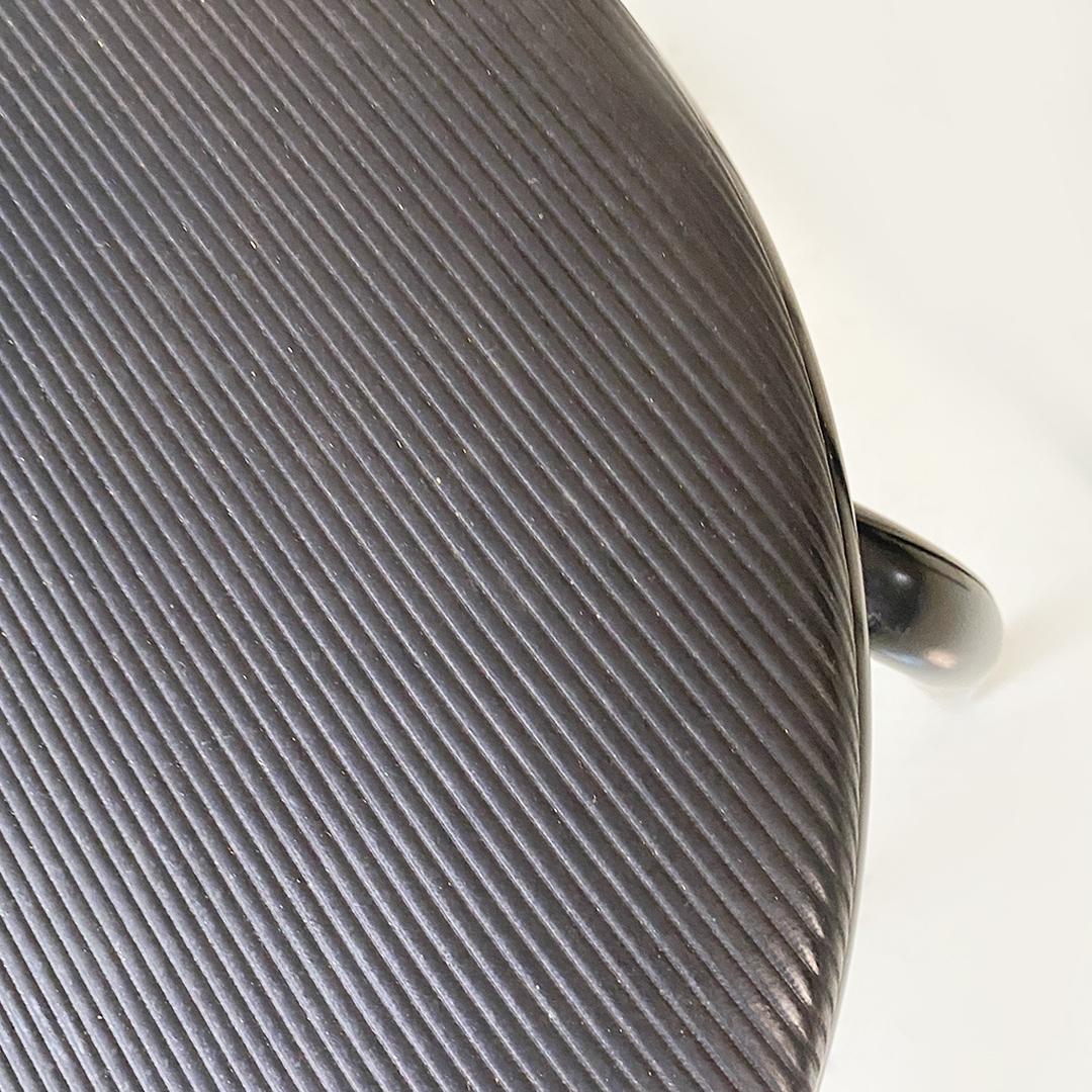 Chaises italiennes post-modernes en métal noir et plastique, années 1980
Chaise avec structure en métal noir avec dossier micro-perforé et pieds en section ronde, assise toujours en forme ronde avec revêtement en plastique rayé noir.
1980s
Des