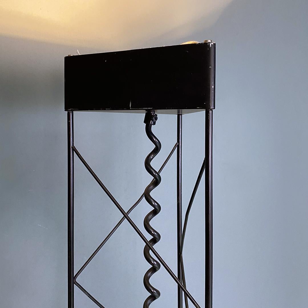 Italian Post Modern Black Metal and Sheet Metal Stone Effect Floor Lamp, 1980s In Good Condition For Sale In MIlano, IT