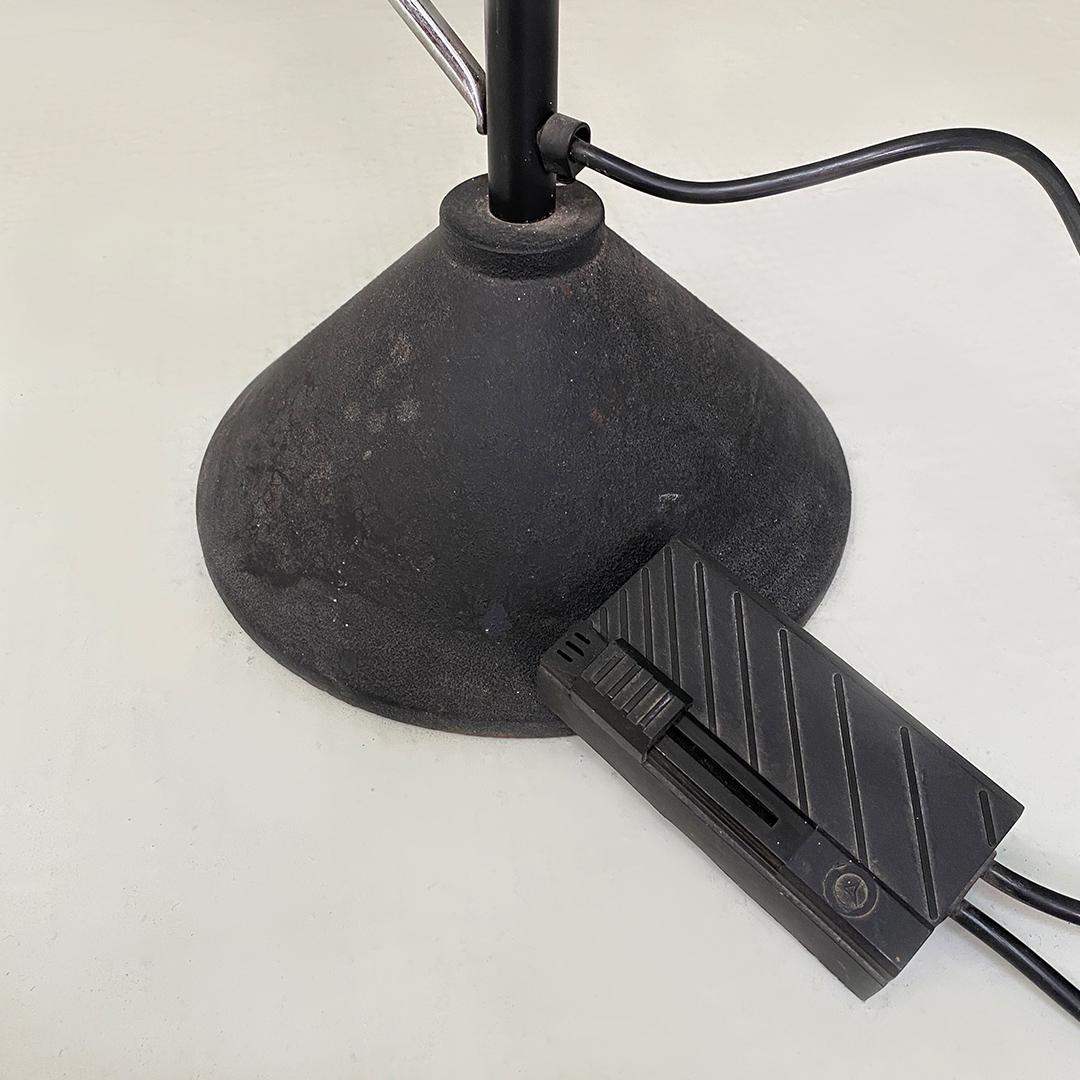 Italienische postmoderne Stehlampe aus schwarzem Metall und Stahl aus Stahl mit Halogen, 1980er Jahre im Angebot 5