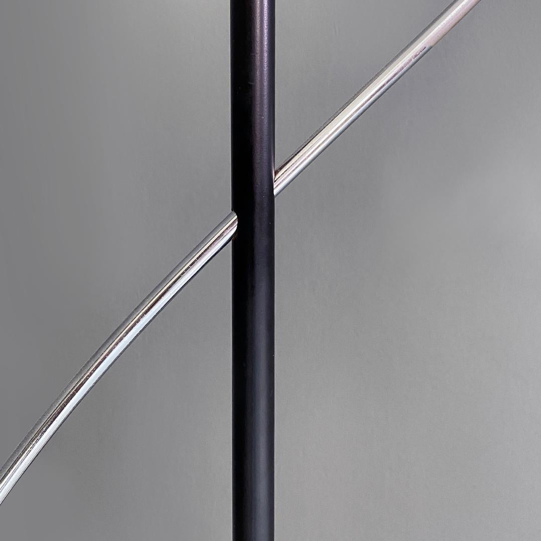 Lampadaire halogène italien post moderne en métal noir et acier, années 1980. en vente 3