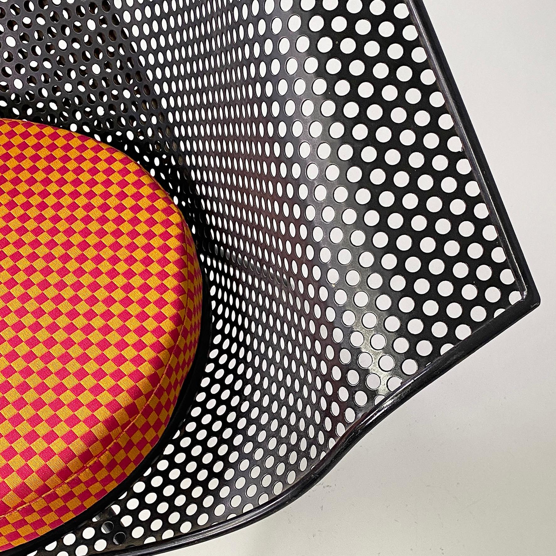 Fauteuil italien post moderne en métal noir avec coussin à carreaux colorés, années 1980. en vente 5