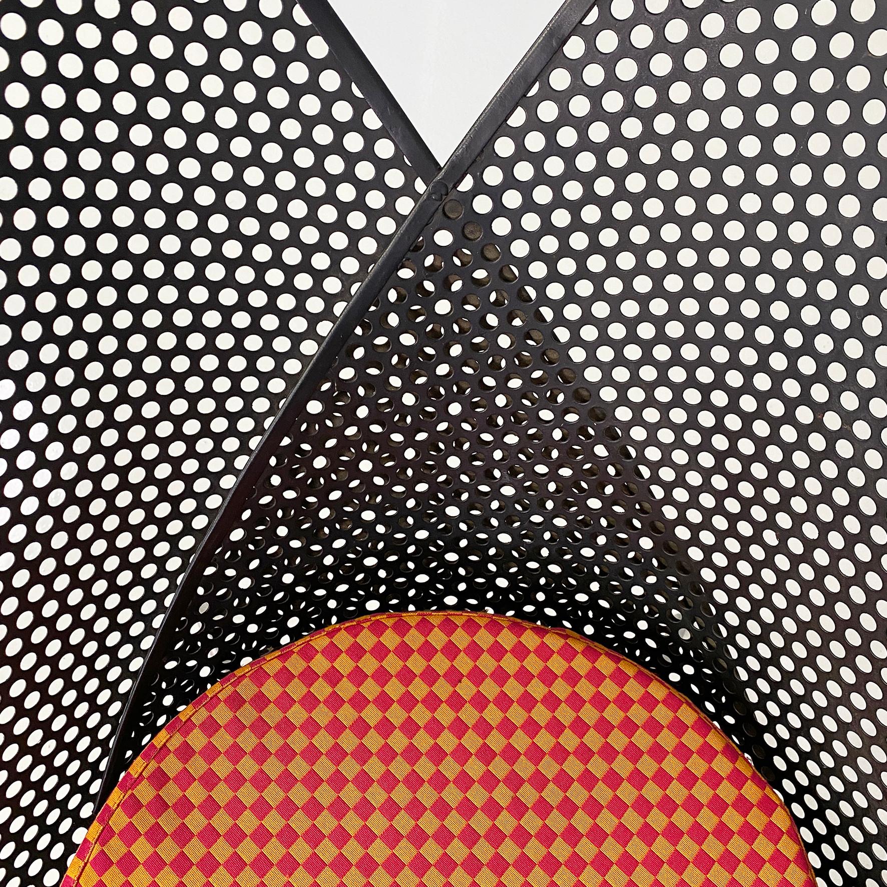 Fauteuil italien post moderne en métal noir avec coussin à carreaux colorés, années 1980. en vente 7