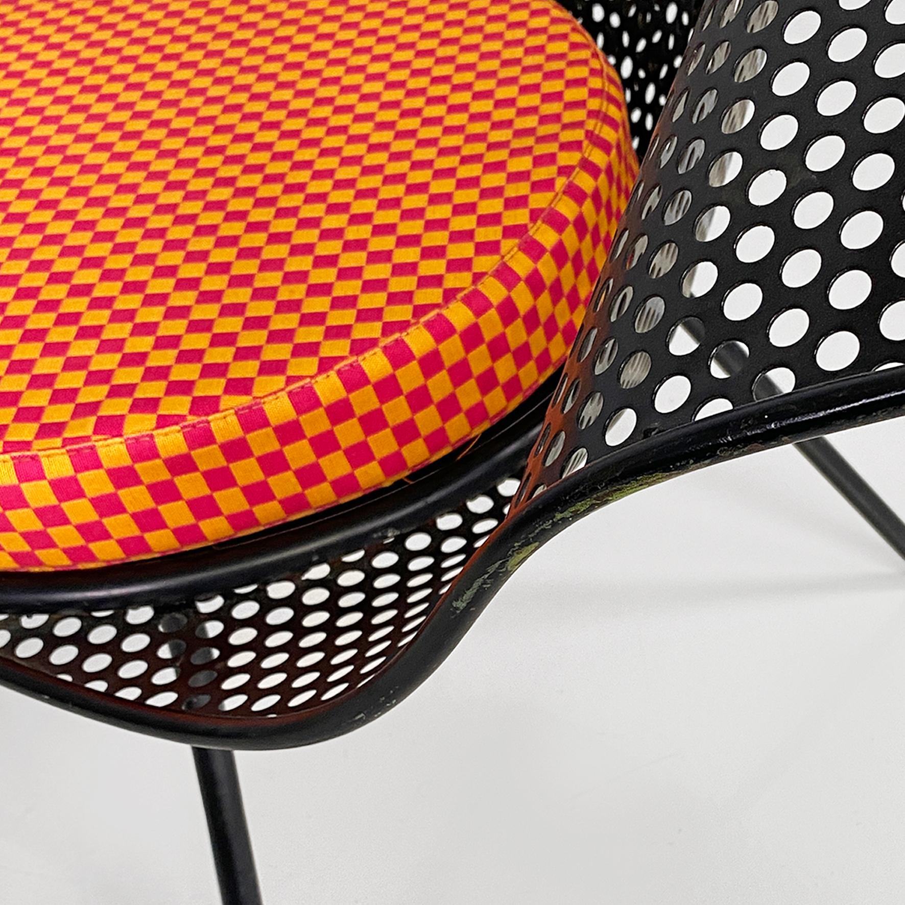 Fauteuil italien post moderne en métal noir avec coussin à carreaux colorés, années 1980. en vente 8
