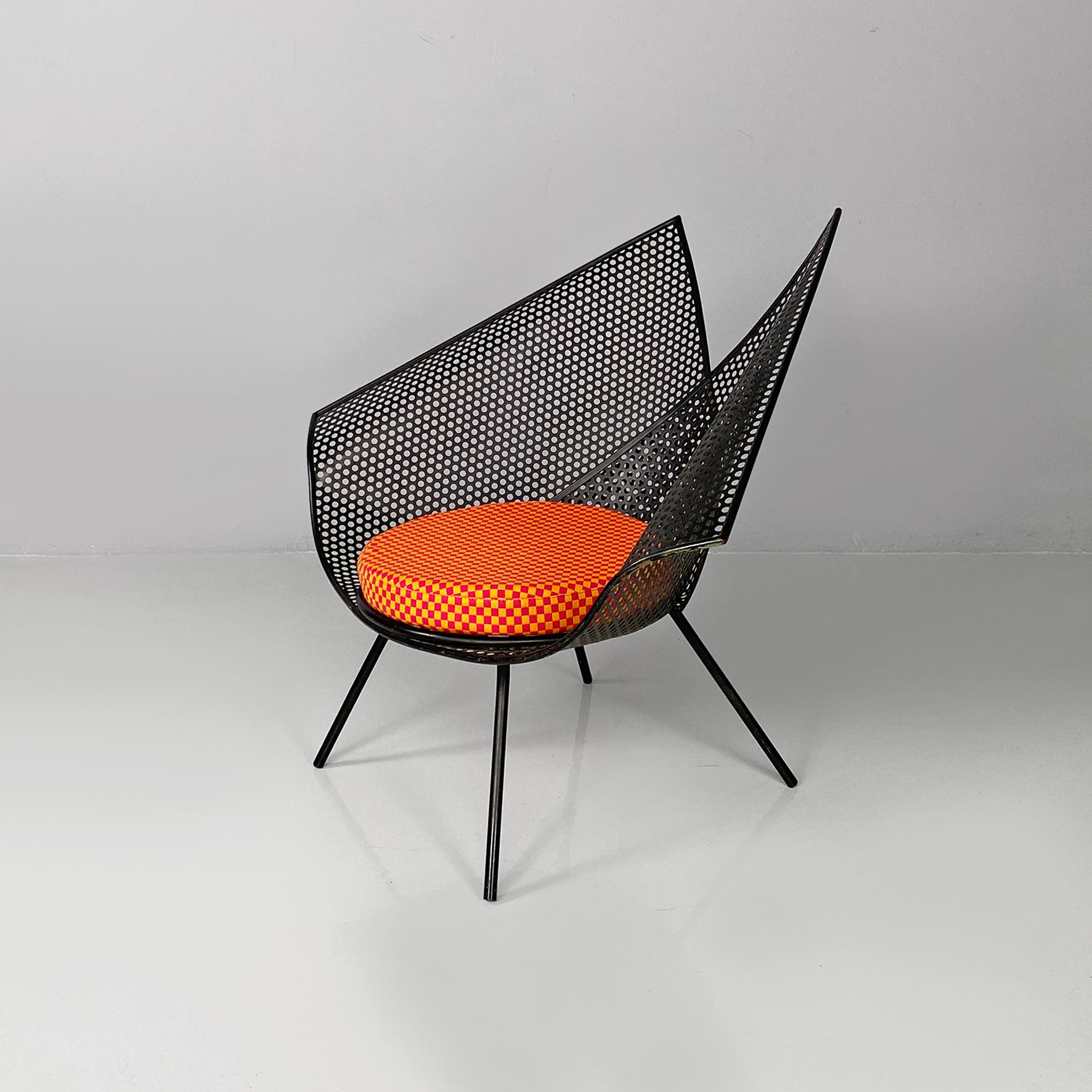 Fauteuil italien post moderne en métal noir avec coussin à carreaux colorés, années 1980.
Fauteuil fantastique et vintage avec structure métallique peinte en noir, formée par deux sortes d'ailes en maille métallique, qui se croisent pour créer le