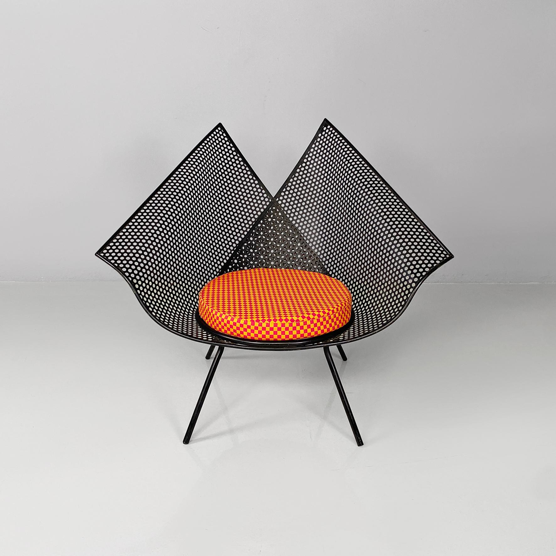 Postmoderne Fauteuil italien post moderne en métal noir avec coussin à carreaux colorés, années 1980. en vente