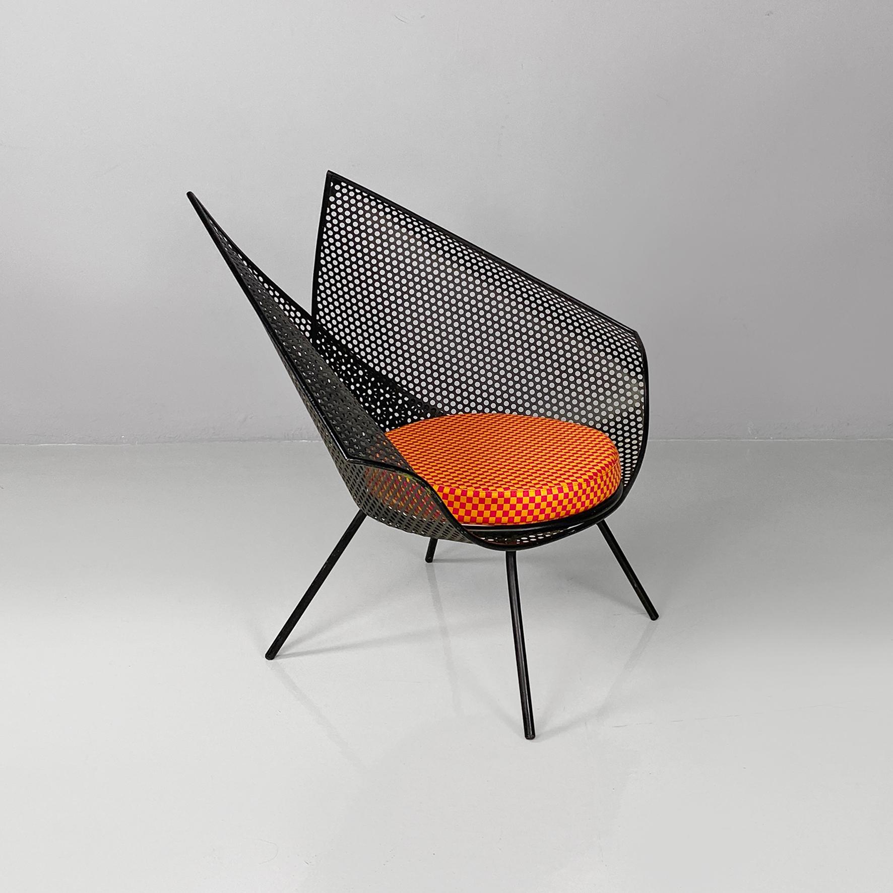 Fauteuil italien post moderne en métal noir avec coussin à carreaux colorés, années 1980. Bon état - En vente à MIlano, IT