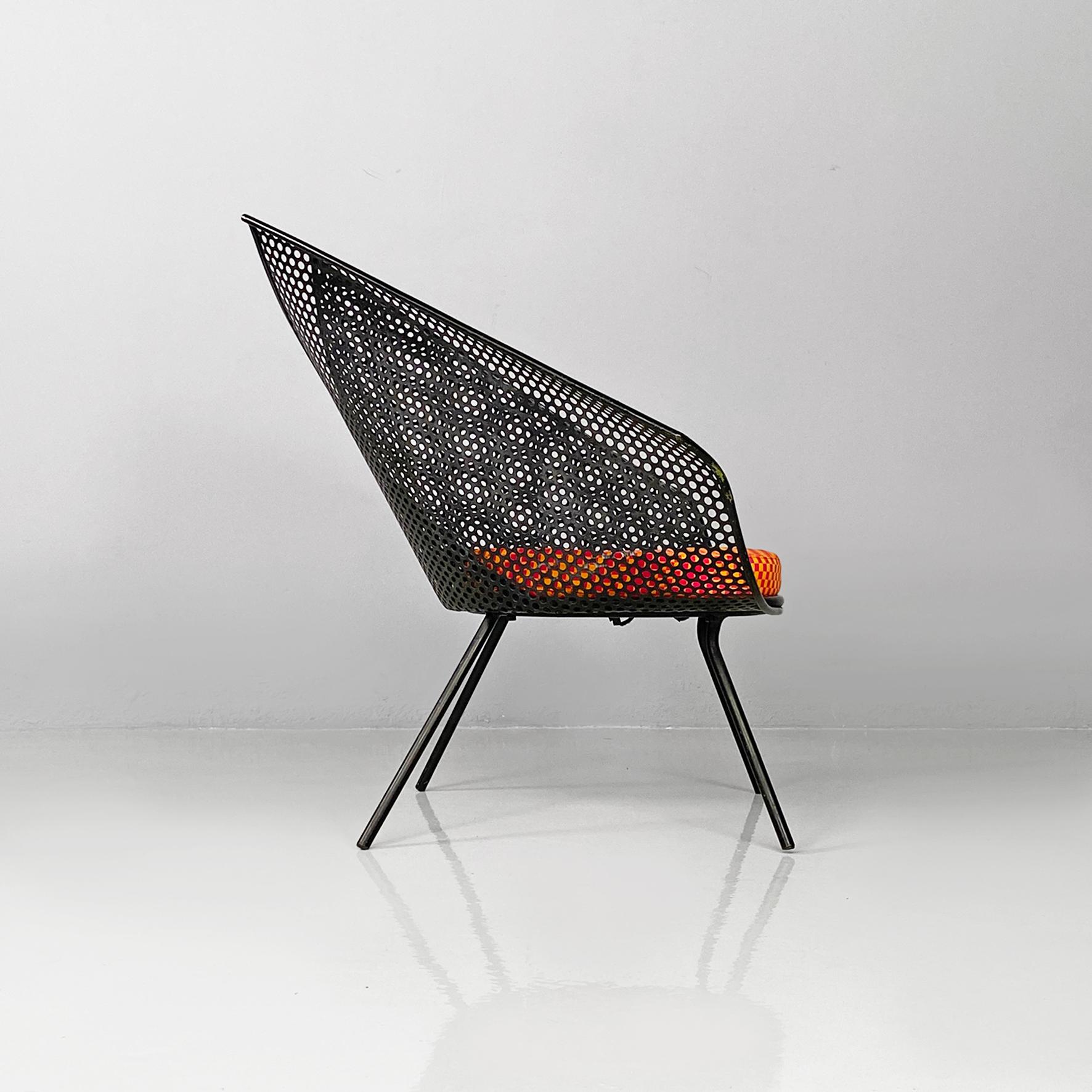Fin du 20e siècle Fauteuil italien post moderne en métal noir avec coussin à carreaux colorés, années 1980. en vente