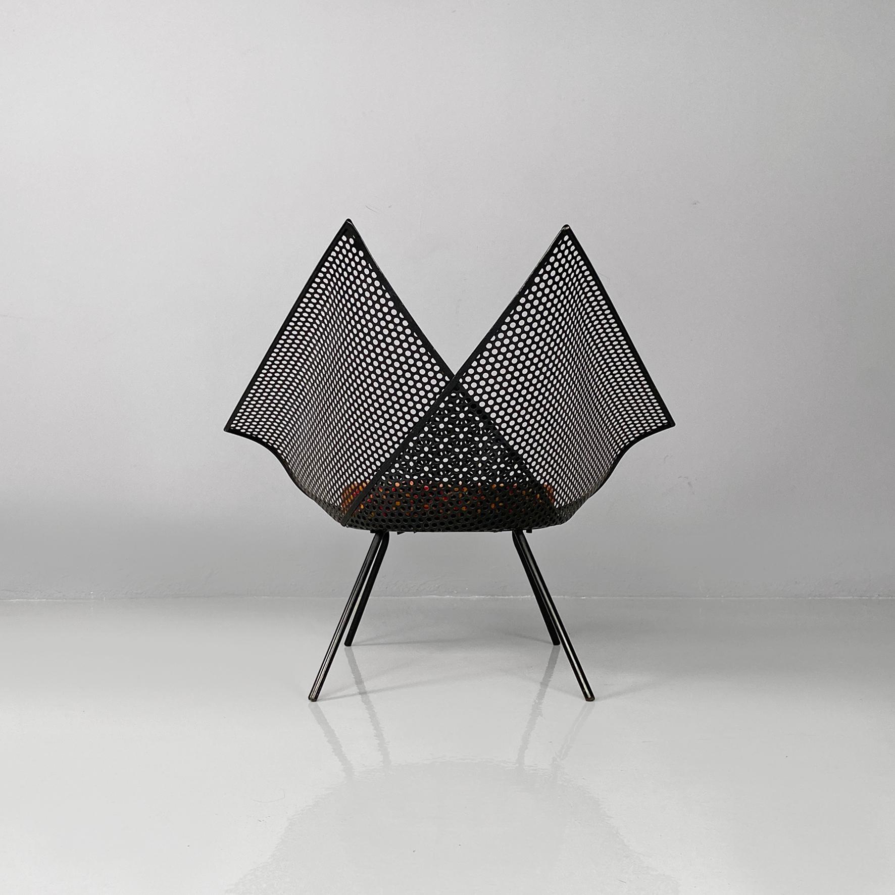 Fauteuil italien post moderne en métal noir avec coussin à carreaux colorés, années 1980. en vente 1