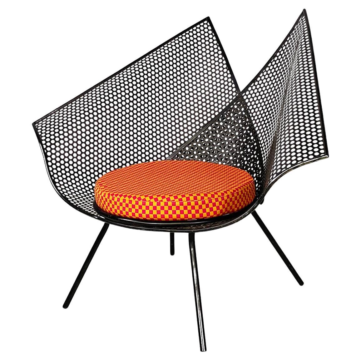 Fauteuil italien post moderne en métal noir avec coussin à carreaux colorés, années 1980. en vente