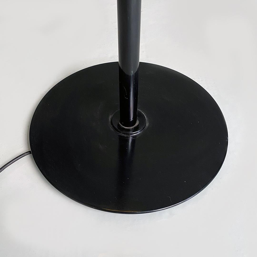 Italienische postmoderne italienische Stehlampe aus schwarzem Metall mit weißem Metallschirm, 1980er Jahre im Angebot 8