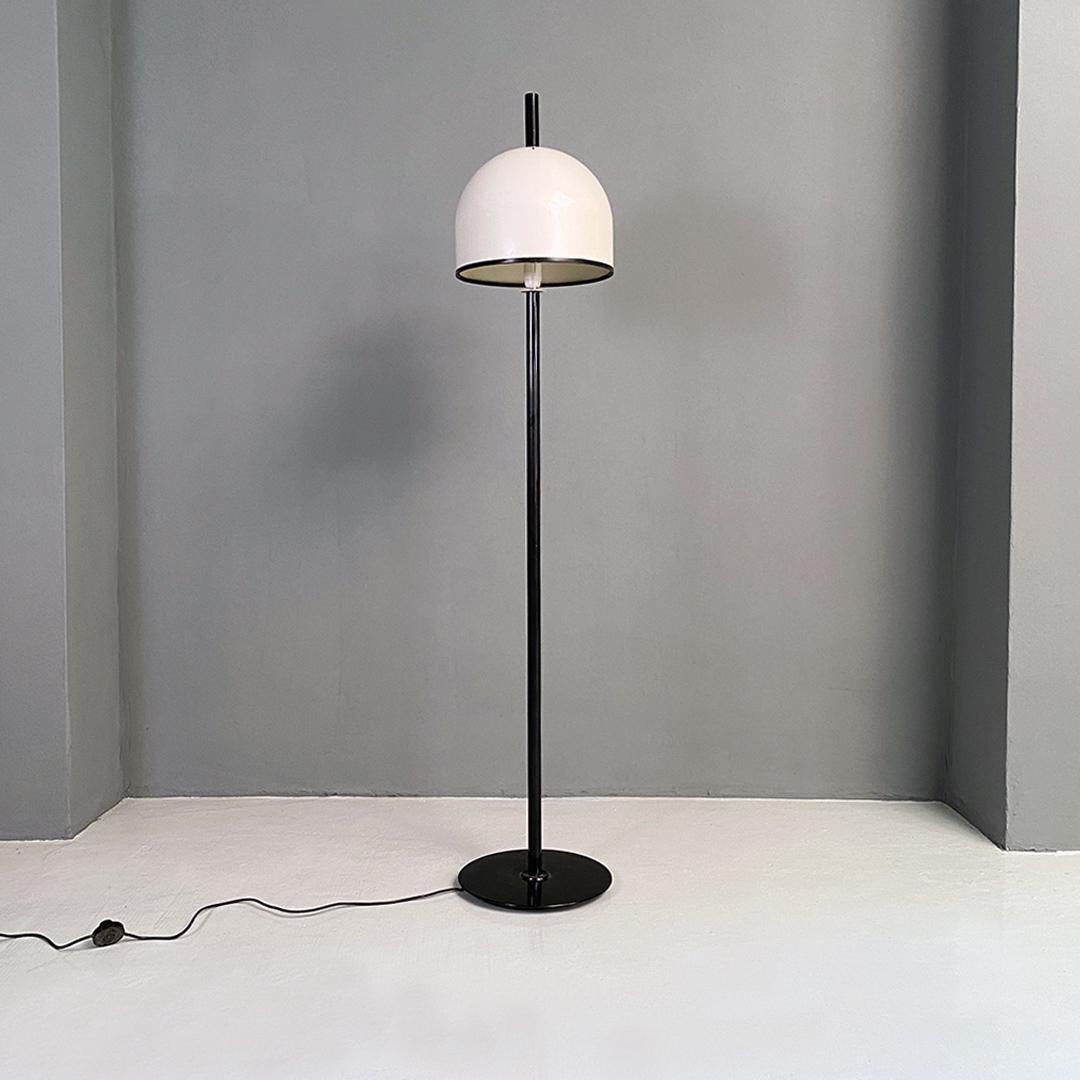 Italian post modern black metal stem and white metal lampshade floor lamp, 1980s
Floor lamp with black stem and white metal dome lampshade with black border and stem that protrudes from above, in continuity with the lower part. Flat, round base in