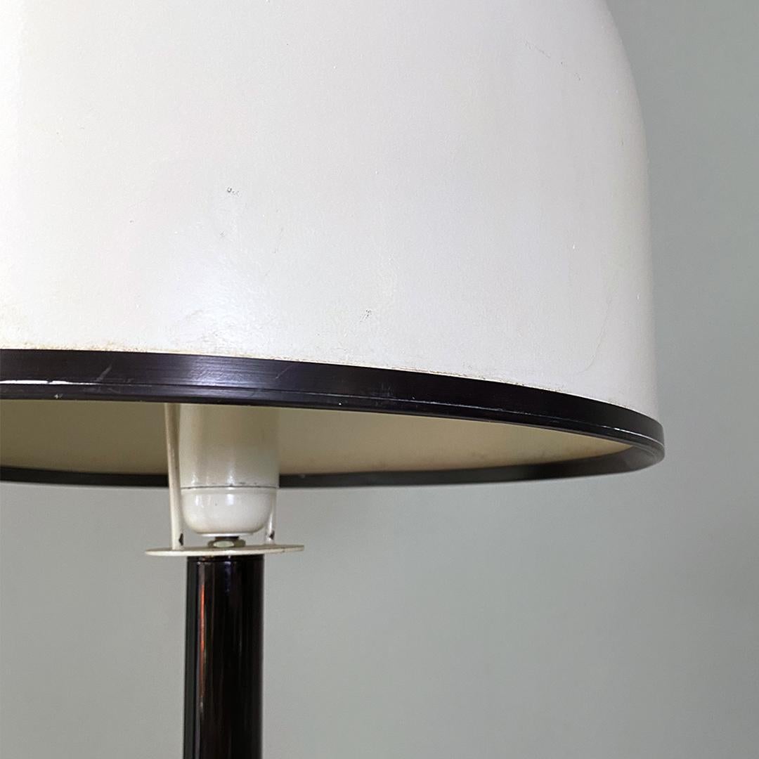 Italienische postmoderne italienische Stehlampe aus schwarzem Metall mit weißem Metallschirm, 1980er Jahre im Angebot 1