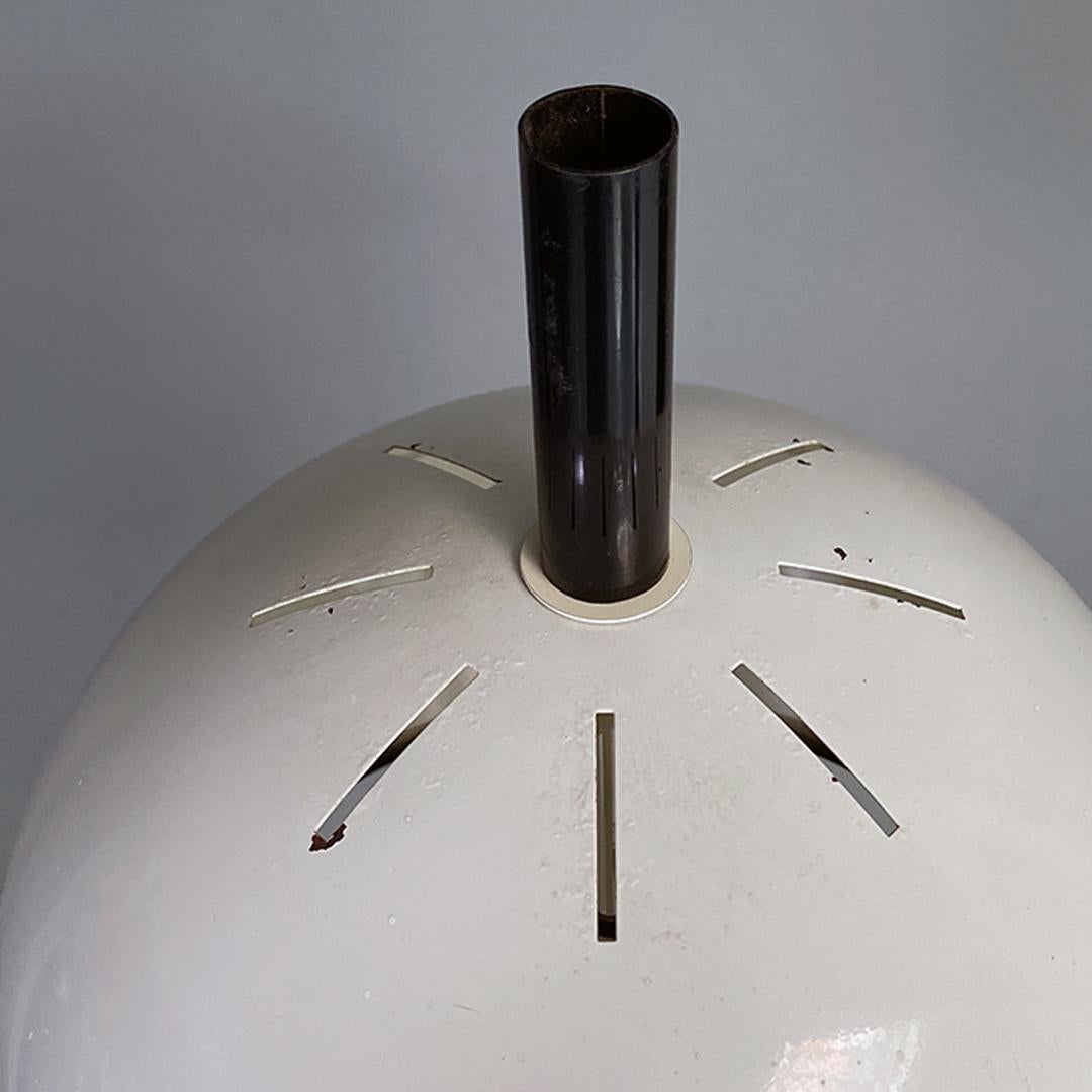 Italienische postmoderne italienische Stehlampe aus schwarzem Metall mit weißem Metallschirm, 1980er Jahre im Angebot 2