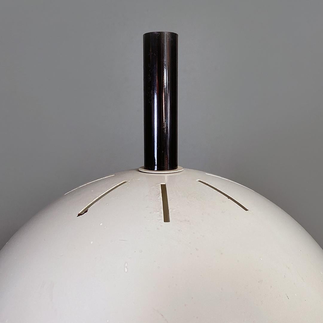 Italienische postmoderne italienische Stehlampe aus schwarzem Metall mit weißem Metallschirm, 1980er Jahre im Angebot 3