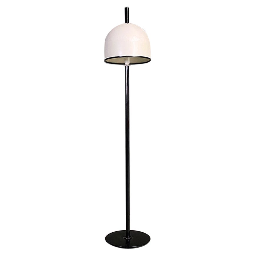 Lampada da terra postmoderna italiana con stelo in metallo nero e paralume in metallo bianco, anni '80