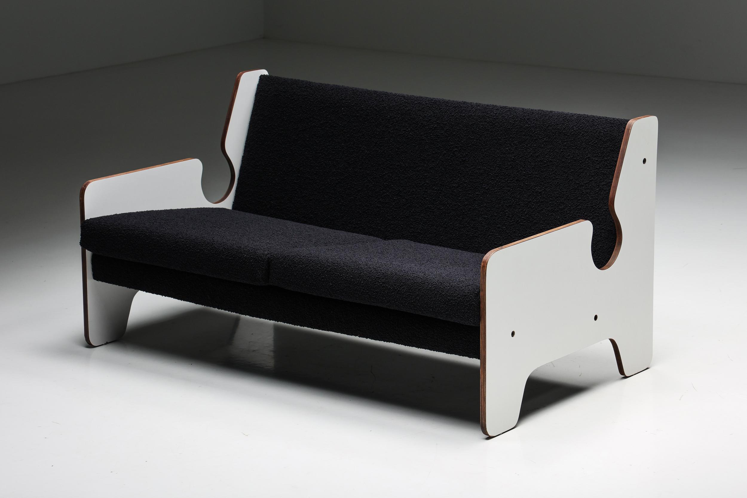 Italienisches, postmodernes, schwarz-weißes Zweisitzer-Sofa, ein wunderschönes Möbelstück, das die zeitlose Eleganz der 1970er Jahre nahtlos mit einer zeitgenössischen Note verbindet. Das mit Bouclé-Stoff bezogene, einzigartige Sofa ist in einem