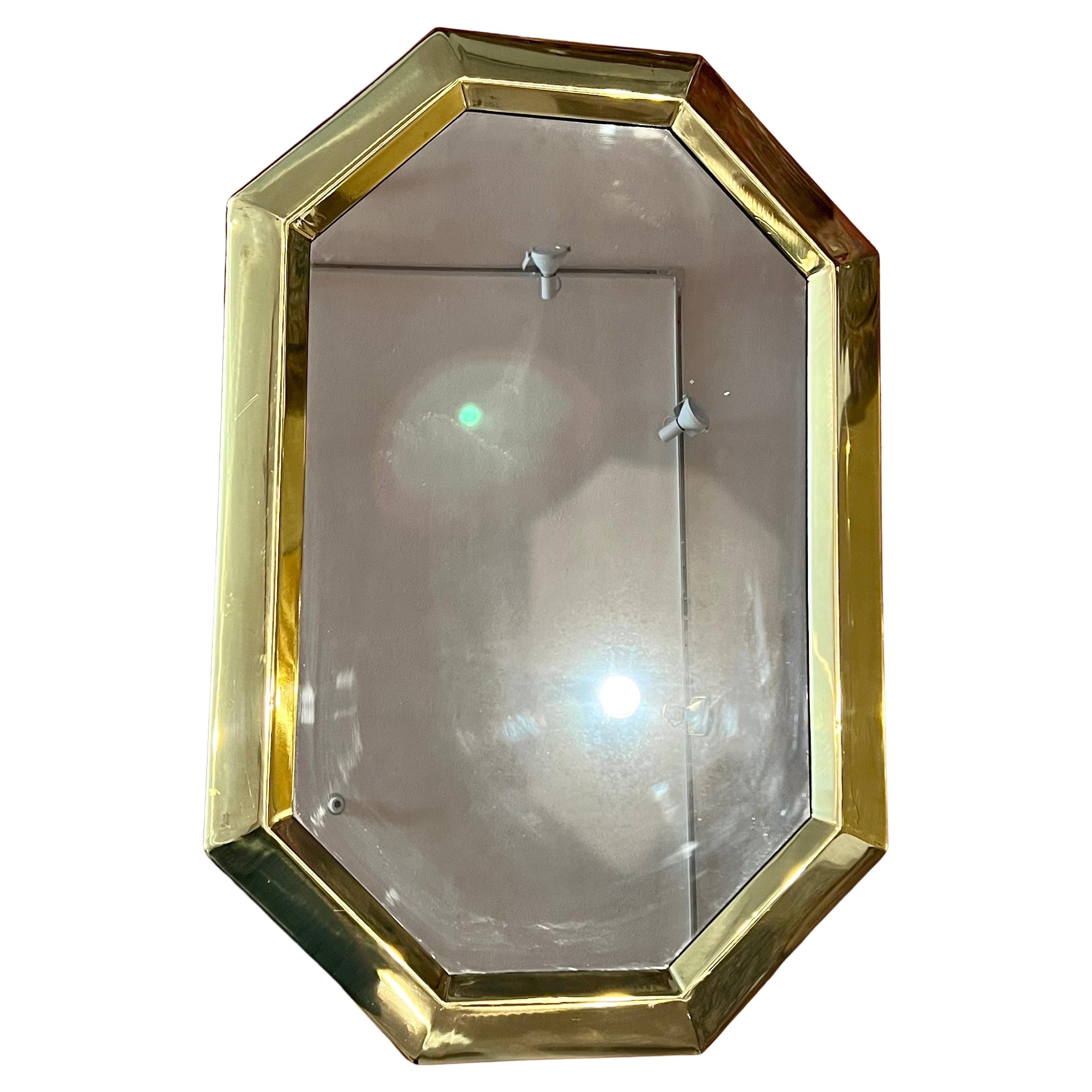 Beau cadre en laiton massif poli, miroir italien circa les années 1980 peut être suspendu horizontalement ou verticalement simple et élégant.