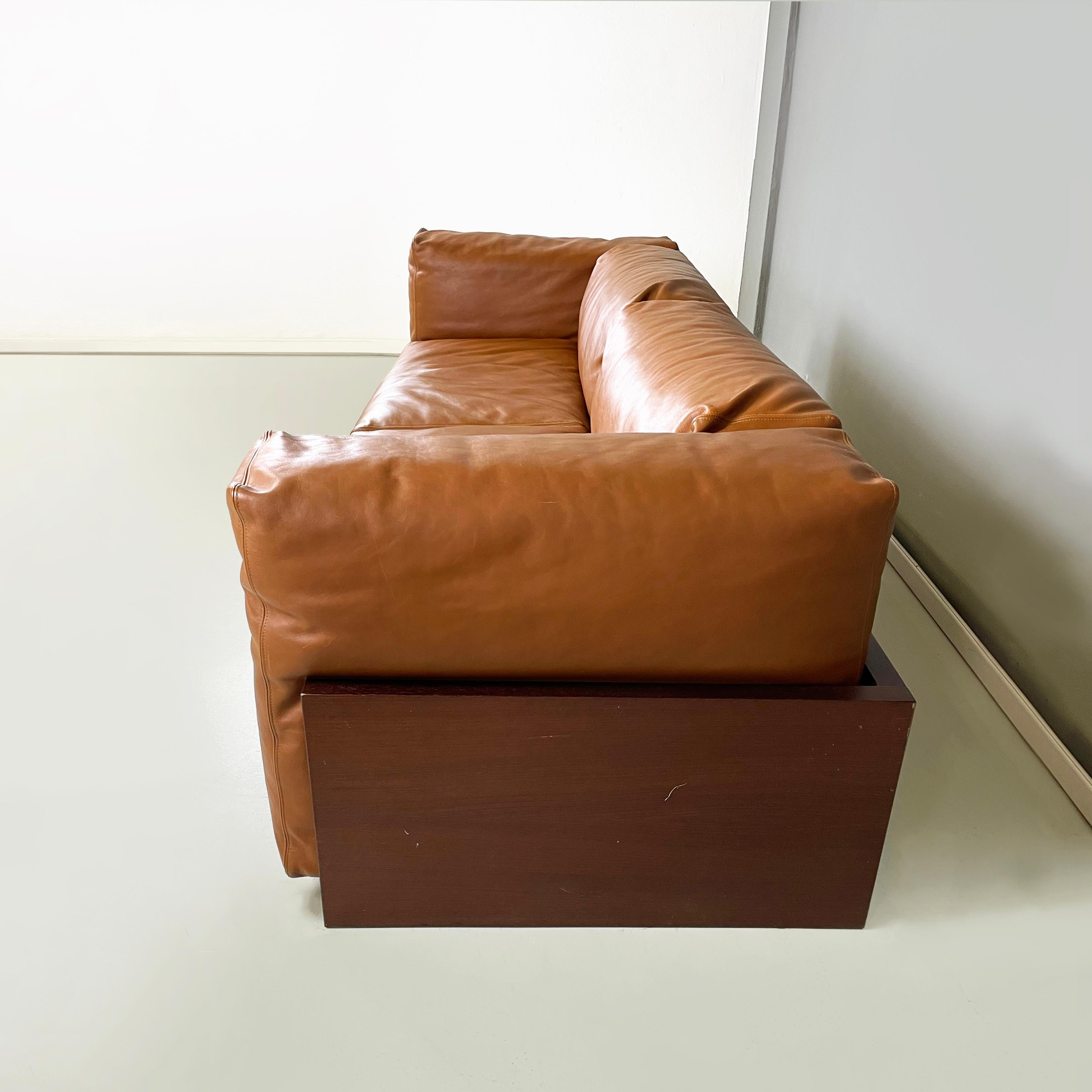 Italienisches postmodernes Sofa aus braunem Leder und dunklem Holz von Cappellini, 2000er Jahre (Postmoderne) im Angebot