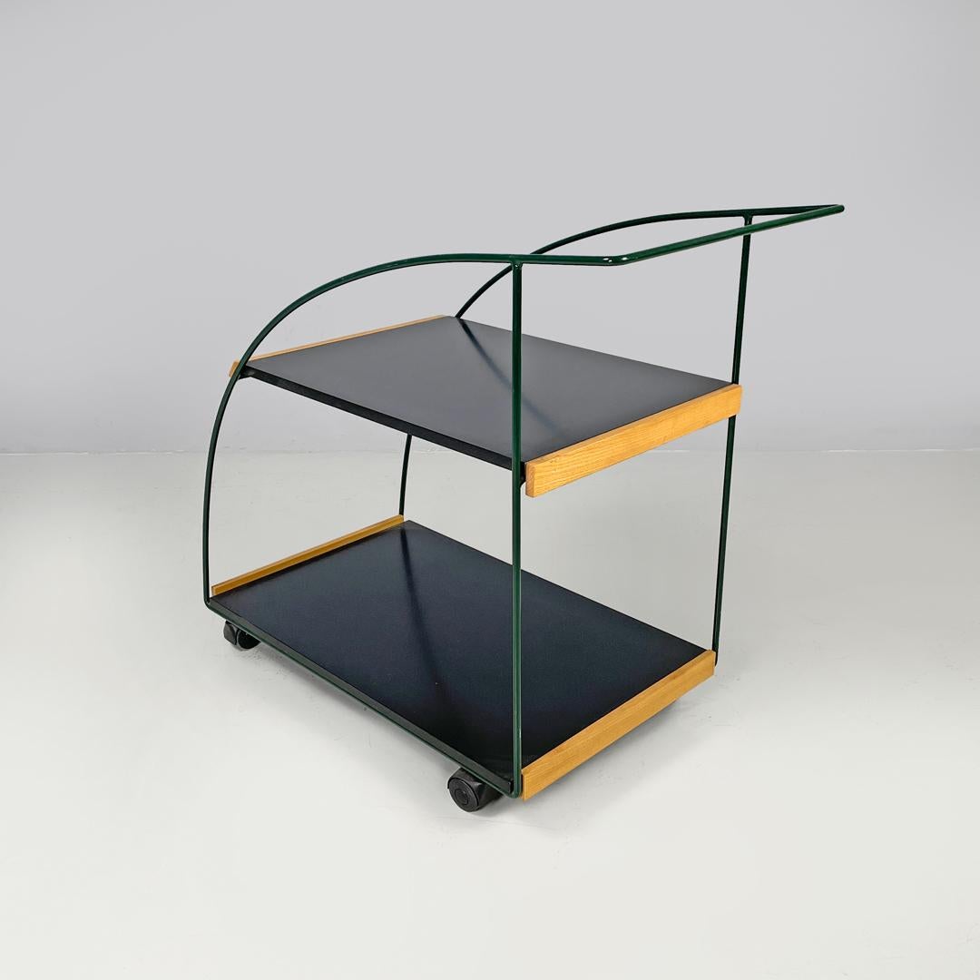 Italienischer postmoderner Wagen mit schwarzen Laminatböden und grüner Metallstruktur 1980er Jahre (Postmoderne) im Angebot