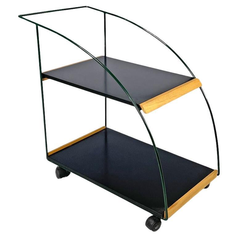 Carrito postmoderno italiano estantes de laminado negro y estructura de metal verde años 80