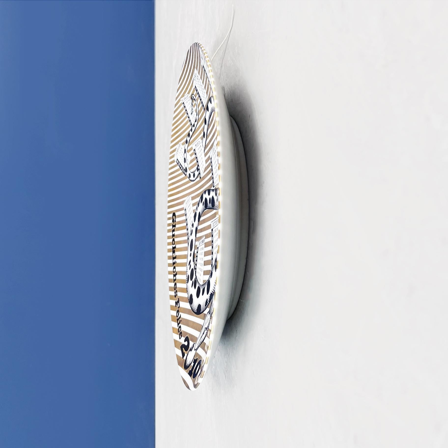 Italian post-modern ceramic wall calendar plate 2010 by Fornasetti, 2010
Wall calendar plate of 2010, limited edition, in ceramic. It present a drawing of a snake in black and white with golden inserts.
Produced by Fornasetti in 2010. Logo on the