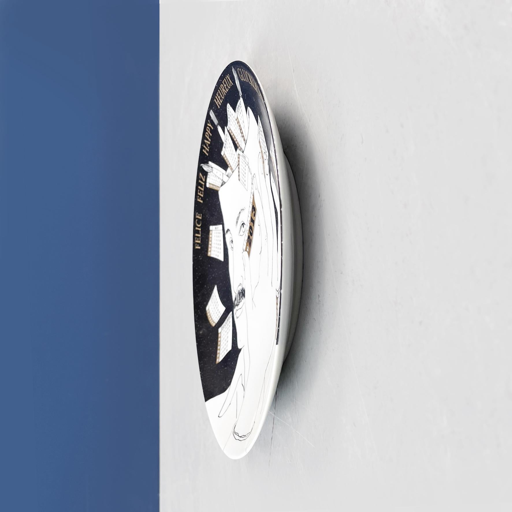 Plaque de calendrier mural en céramique post-moderne italienne 2013 par Fornasetti, 2013.
Plaque de calendrier mural de 2013, édition limitée, en céramique. Il présente un dessin du visage d'un homme avec une règle en noir et blanc avec des inserts