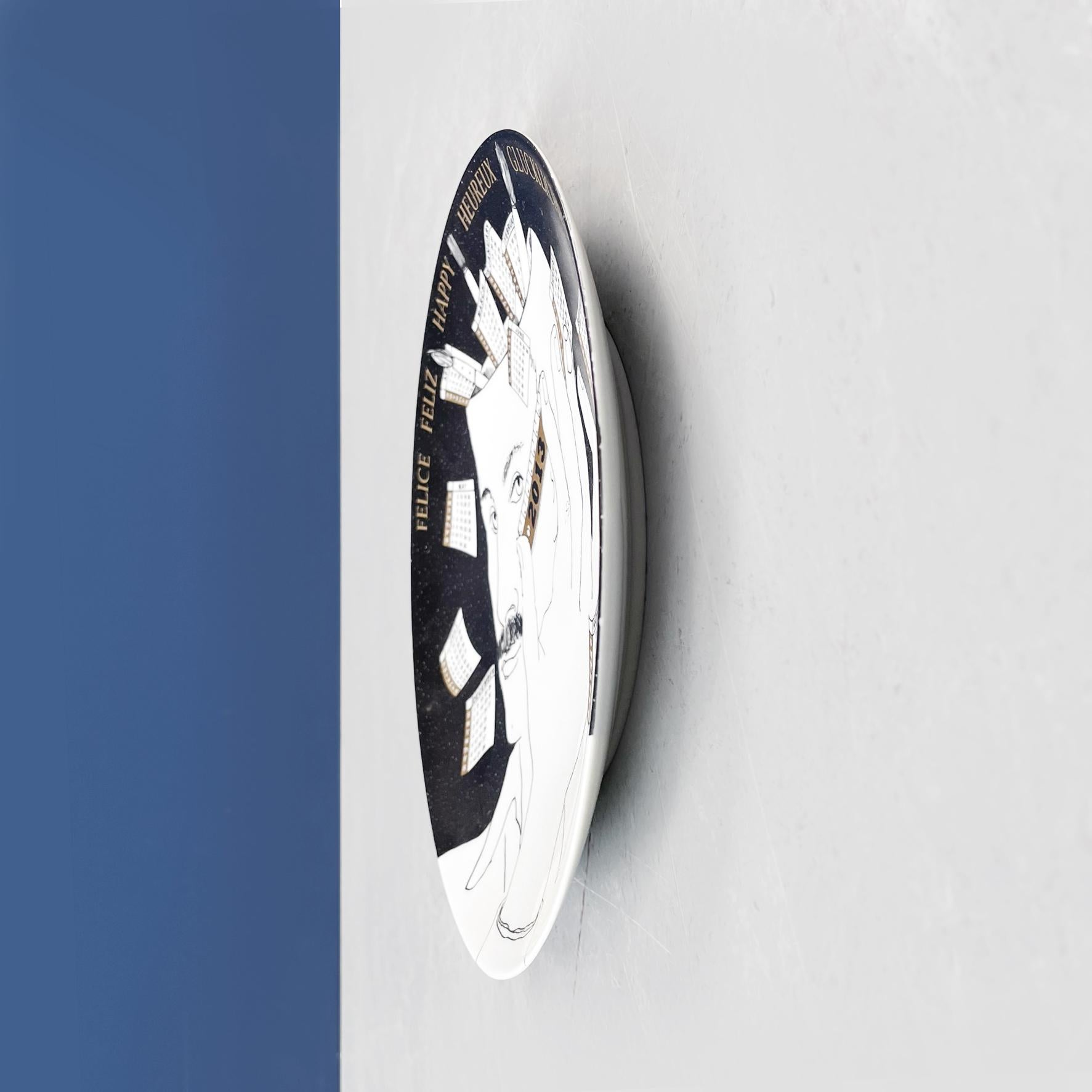 Calendario da parete in ceramica post-moderno italiano 2013 di Fornasetti, 2013
Piatto del calendario da parete del 2013, in edizione limitata, in ceramica. Presenta un disegno di un volto di uomo con righello in bianco e nero con inserti