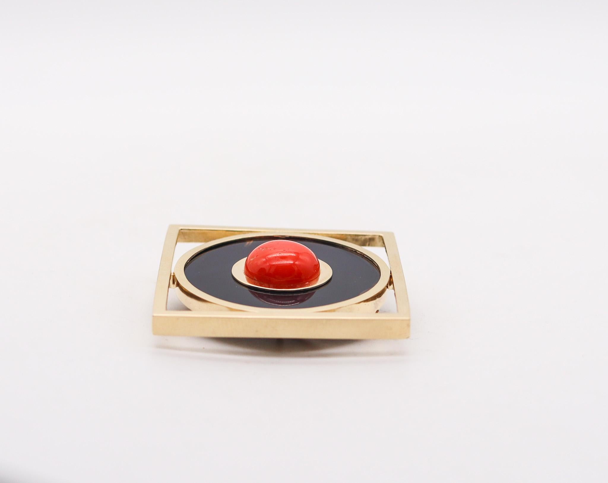 Italian Post Modern Convertible Pendant Brooch In 18Kt Gold With Coral In Excellent Condition For Sale In Miami, FL