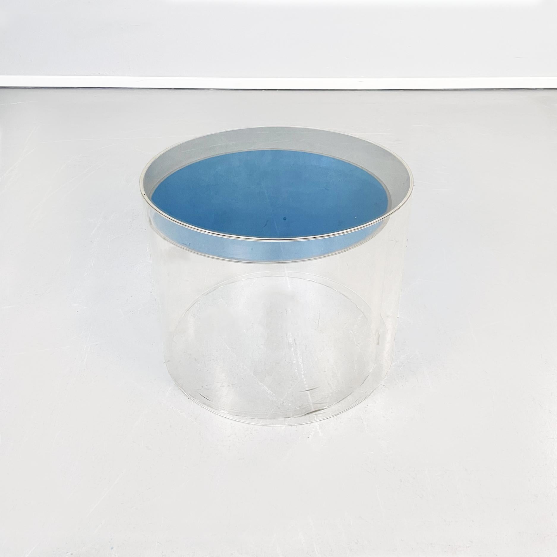 Italian post-modern Cylindrical coffee tables in grey and blue plexiglass, 2000s
Pair of cylindrical coffee tables, in plexiglass. The higher table has a round top in gray, while the smaller in light blue. The sides are in transparent plexiglass.
