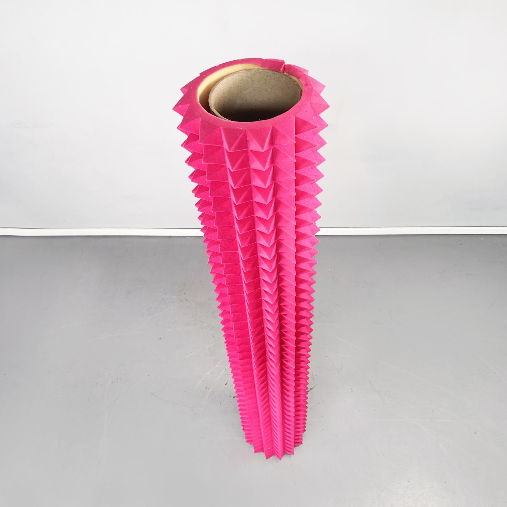 Italian post-modern Cylindrical totem with pyramids in pink foam, 1980-2000s
Cylindrical totem with internal cardboard structure. On the side are placed a series of foam pyramids, painted in bright pink. Suitable to use as a column or modern