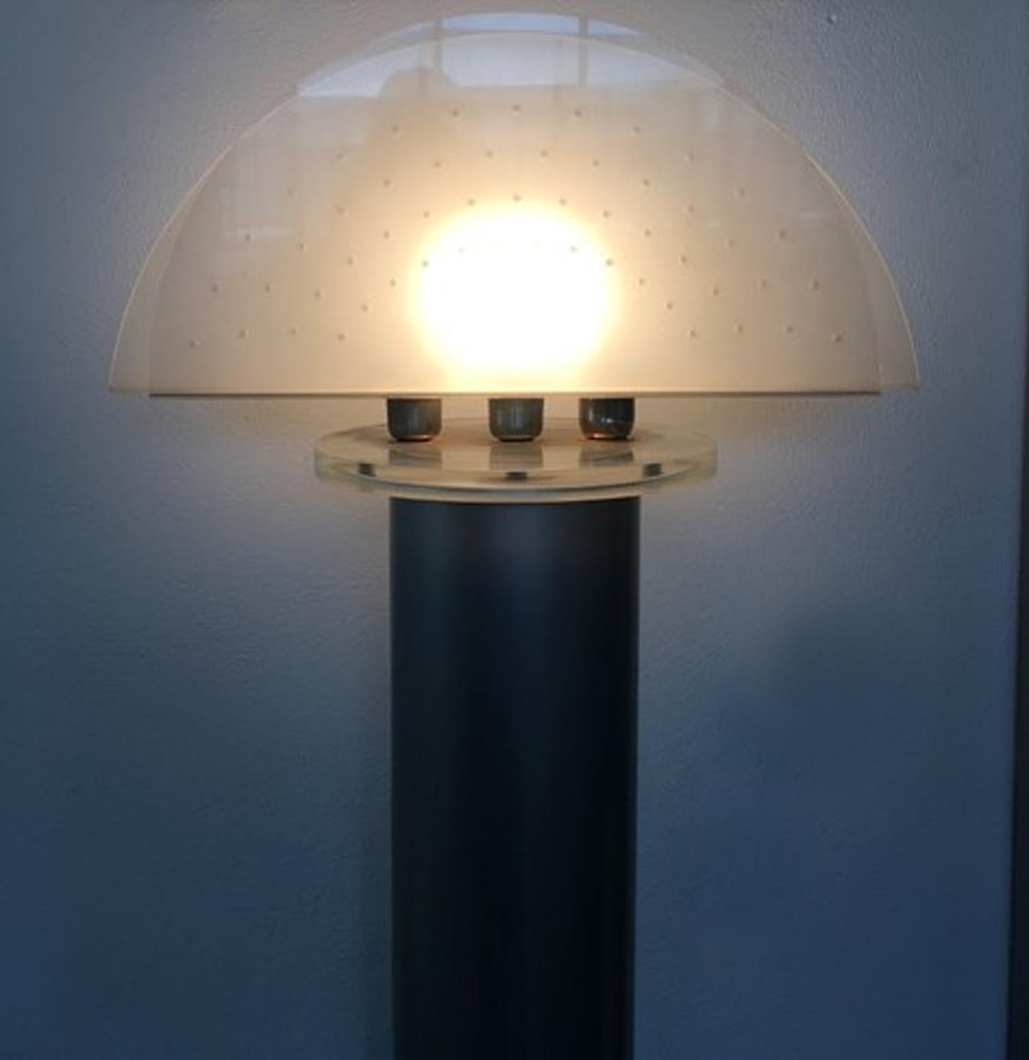 Italian Postmodern Design 1970 Lacquered Aluminium Floor Lamp with Plexiglass For Sale 7