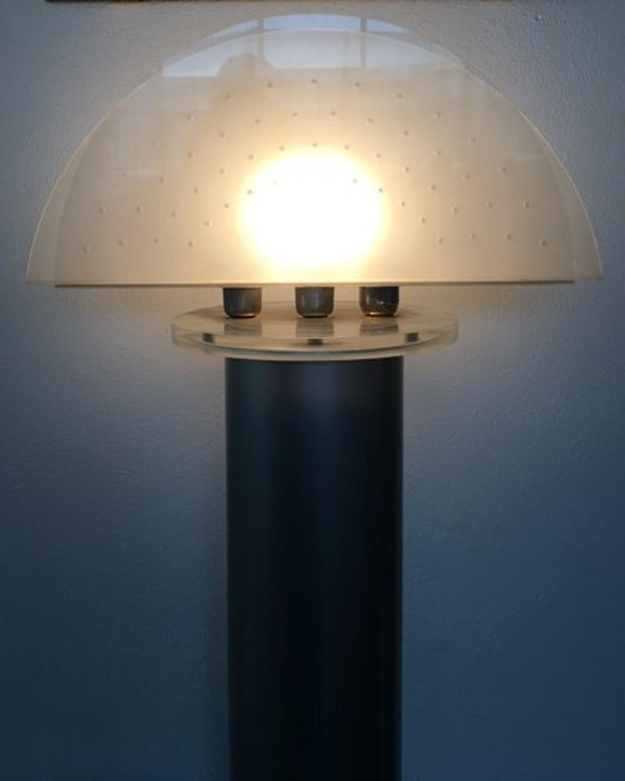 Italian Postmodern Design 1970 Lacquered Aluminium Floor Lamp with Plexiglass For Sale 9