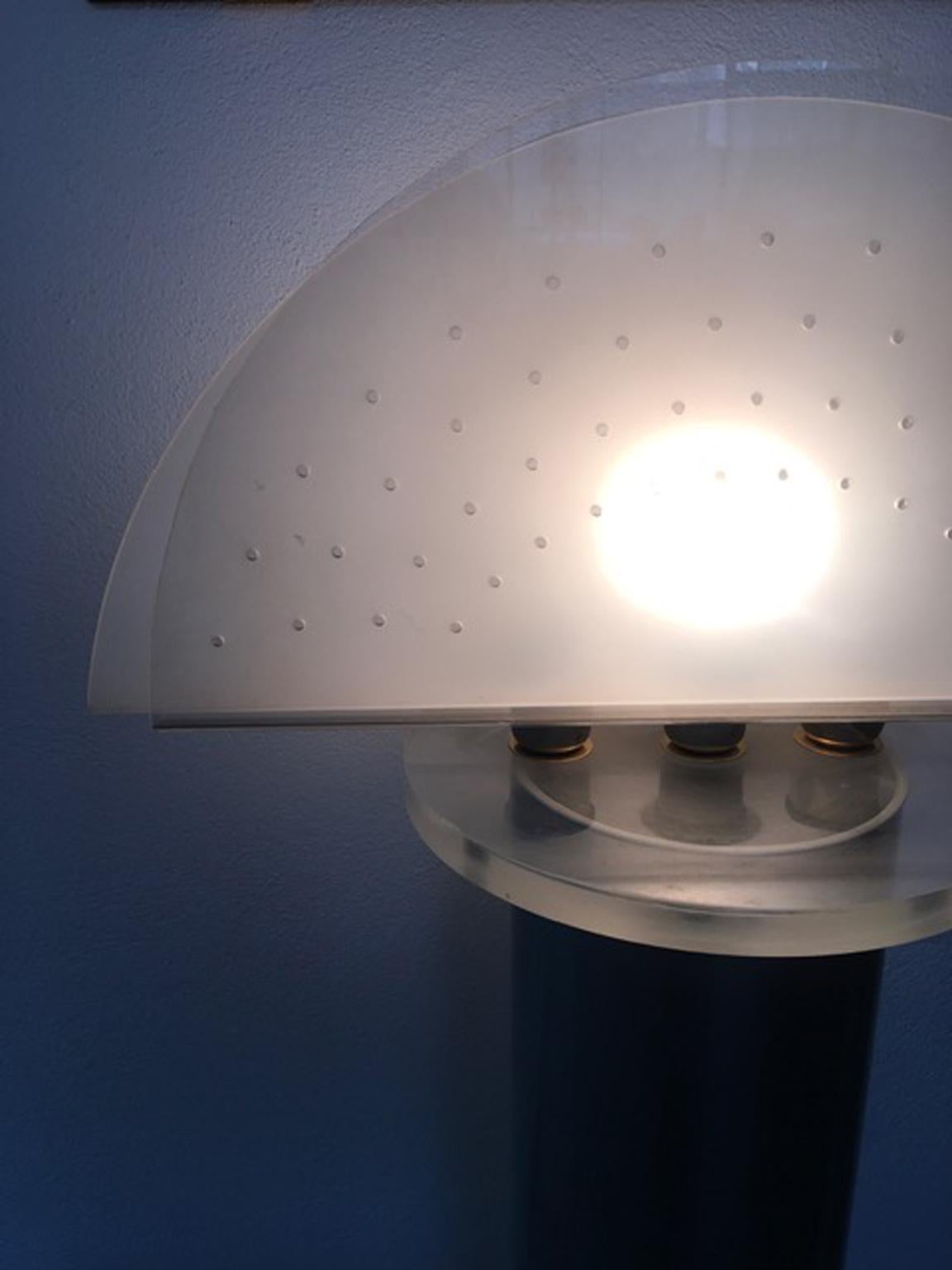 Italian Postmodern Design 1970 Lacquered Aluminium Floor Lamp with Plexiglass For Sale 11