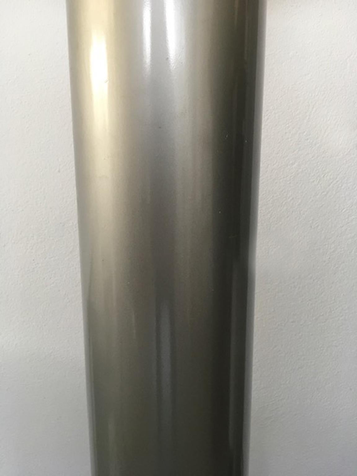 Italian Postmodern Design 1970 Lacquered Aluminium Floor Lamp with Plexiglass In Good Condition For Sale In Brescia, IT