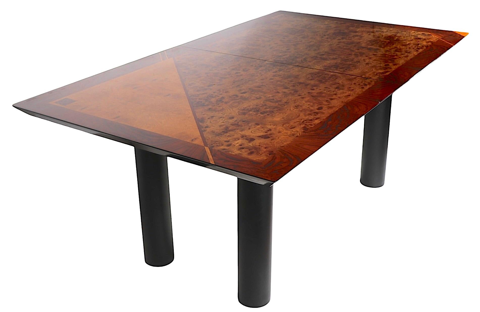 Table de salle à manger chic et élégante, conçue par Oscar/One Arredamento, fabriquée en Italie pour Miniforms, vers les années 1970. La table présente un motif géométrique classique.  plateau postmoderne en marqueterie de placages de loupe, d'orme